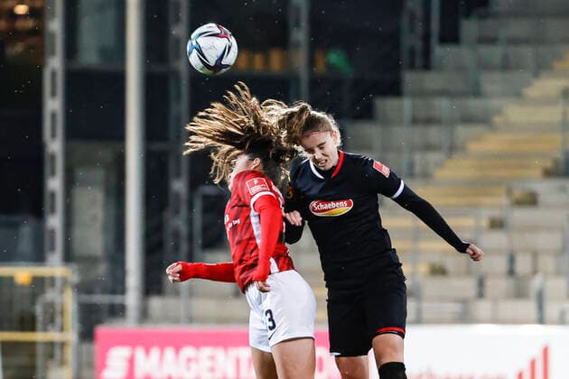 Flyeralarm Frauen Bundesliga 11 Spieltag 21 22 SC Freiburg vs 1 FC Koeln 10 12 2021 Svenja Foelmli SC Freiburg 13 and Myrthe Moorrees 1 FC Koeln 6 in a header duel, Flyeralarm Frauen Bundesliga, SC Freiburg vs 1 FC Koeln, on Friday 10 December 2021 Dreisamstadion in Freiburg Germany Copyright: xBEAUTIFULxSPORTS G.xHubbsx