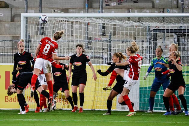 Flyeralarm Frauen Bundesliga 11 Spieltag 21 22 SC Freiburg vs 1 FC Koeln 10 12 2021 In the penalty area by Pauline Nelles 1 FC Koeln 16 , Flyeralarm Frauen Bundesliga, SC Freiburg vs 1 FC Koeln, on Friday 10 December 2021 Dreisamstadion in Freiburg Germany Copyright: xBEAUTIFULxSPORTS G.xHubbsx