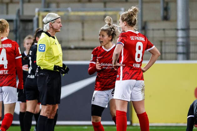 Flyeralarm Frauen Bundesliga 11 Spieltag 21 22 SC Freiburg vs 1 FC Koeln 10 12 2021 Jana Vojtekova SC Freiburg 20 and Rebecca Knaak SC Freiburg 8 discuss with referee Anna Lena Heidenreich, Flyeralarm Frauen Bundesliga, SC Freiburg vs 1 FC Koeln, on Friday 10 December 2021 Dreisamstadion in Freiburg Germany Copyright: xBEAUTIFULxSPORTS G.xHubbsx