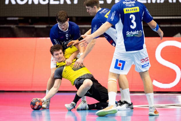 211210 Sävehofs Elias Ellefsen Ã Skipagotu takes down Redbergslids Linus Lövgren during the handball match in the Handball League between Sävehof and Redbergslid on December 10, 2021 in Partille,  Copyright: DANIELxSTILLER BB211210DS035