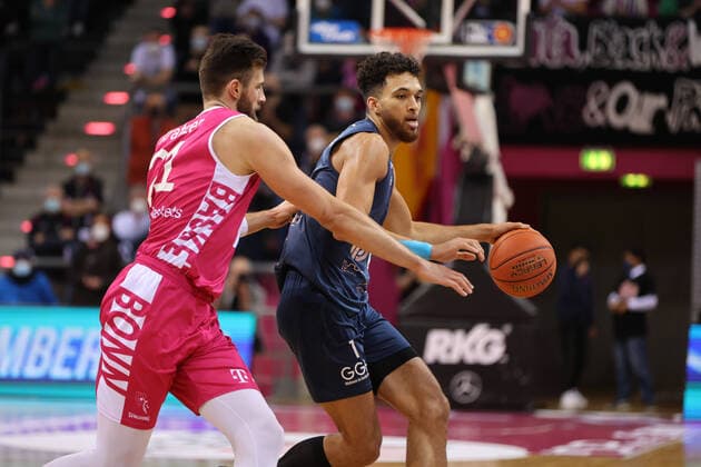 Bonn, Germany, 10 12 2021, Telekom Dome, Basketball, BBL, Telekom Baskets Bonn vs MLP Academics Heidelberg Leon Kratzer Bonn , Brekkott Chapman Heidelberg