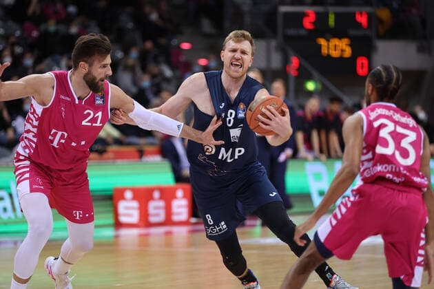 Bonn, Germany, 10 12 2021, Telekom Dome, Basketball, BBL, Telekom Baskets Bonn vs MLP Academics Heidelberg Leon Kratzer Bonn , Max Ugrai Heidelberg