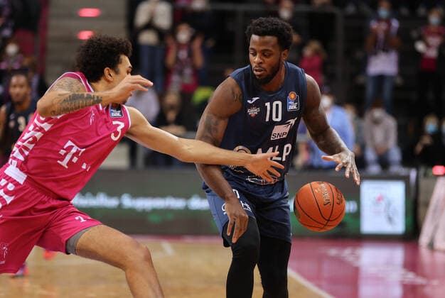 Bonn, Germany, 10 12 2021, Telekom Dome, Basketball, BBL, Telekom Baskets Bonn vs MLP Academics Heidelberg Tyson Ward Bonn , Kelvin Martin Heidelberg