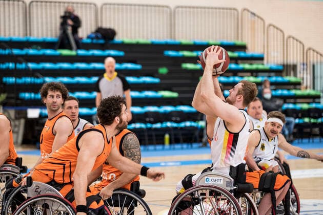 European Championship Wheelchair Basketball 10 12 2021 MADRID, SPAIN 10 December Wheelchair Basketball, Semifinal Germany vs Netherlands Men on Day 7 of the European Championship Wheelchair Basketball on 10 12 2021 at Polid Municipal Francisco Fernandez Ochoa in Madrid, Spain Mendel Op Den Orth Netherlands, 2 , Jan Sadler Germany, 11 Copyright: xBEAUTIFULxSPORTS Wunderlx