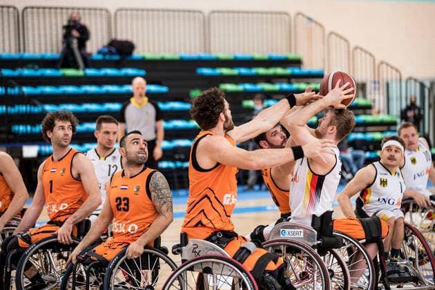 European Championship Wheelchair Basketball 10 12 2021 MADRID, SPAIN 10 December Wheelchair Basketball, Semifinal Germany vs Netherlands Men on Day 7 of the European Championship Wheelchair Basketball on 10 12 2021 at Polid Municipal Francisco Fernandez Ochoa in Madrid, Spain Mendel Op Den Orth Netherlands, 2 , Jan Sadler Germany, 11 Copyright: xBEAUTIFULxSPORTS Wunderlx