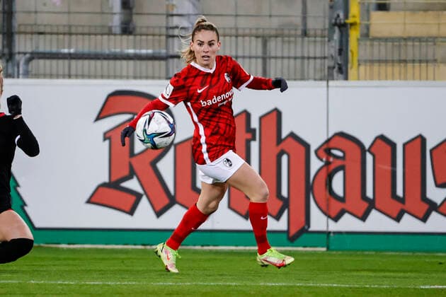Flyeralarm Frauen Bundesliga 11 Spieltag 21 22 SC Freiburg vs 1 FC Koeln 10 12 2021 Ereleta Memeti SC Freiburg 17 on the ball, Flyeralarm Frauen Bundesliga, SC Freiburg vs 1 FC Koeln, on Friday 10 December 2021 Dreisamstadion in Freiburg Germany Copyright: xBEAUTIFULxSPORTS G.xHubbsx