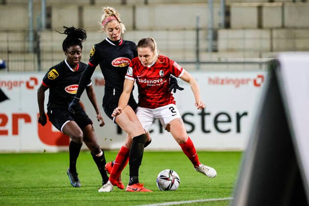 Flyeralarm Frauen Bundesliga 11 Spieltag 21 22 SC Freiburg vs 1 FC Koeln 10 12 2021 Sharon Beck 1 FC Koeln 10 and Lisa Karl SC Freiburg 2 in a duel, Flyeralarm Frauen Bundesliga, SC Freiburg vs 1 FC Koeln, on Friday 10 December 2021 Dreisamstadion in Freiburg Germany Copyright: xBEAUTIFULxSPORTS G.xHubbsx