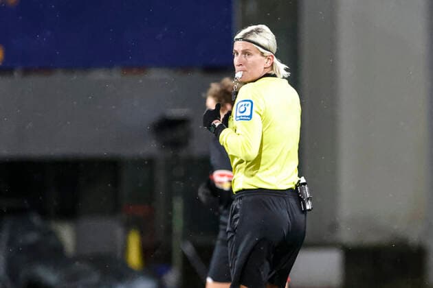 Flyeralarm Frauen Bundesliga 11 Matchday 21 22 SC Freiburg vs 1 FC Koeln 10 12 2021 Referee Anna Lena Heidenreich, Flyeralarm Frauen Bundesliga, SC Freiburg vs 1 FC Koeln, on Friday 10 December 2021 Dreisamstadion in Freiburg Germany Copyright: xBEAUTIFULxSPORTS G.xHubbsx