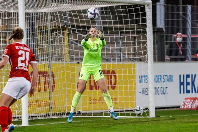 Flyeralarm Frauen Bundesliga 11 Spieltag 21 22 SC Freiburg vs 1 FC Koeln 10 12 2021 Rafaela Borggraefe SC Freiburg 12 faengt den Ball, Flyeralarm Frauen Bundesliga, SC Freiburg vs 1 FC Koeln, on Friday 10 December 2021 Dreisamstadion in Freiburg Germany Copyright: xBEAUTIFULxSPORTS G.xHubbsx