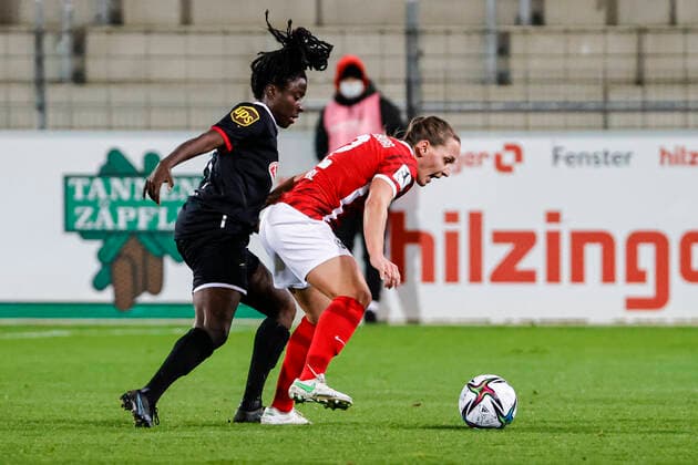 Flyeralarm Frauen Bundesliga 11 Spieltag 21 22 SC Freiburg vs 1 FC Koeln 10 12 2021 Eunice Beckmann 1 FC Koeln 11 and Lisa Karl SC Freiburg 2 in a duel, Flyeralarm Frauen Bundesliga, SC Freiburg vs 1 FC Koeln, on Friday 10 December 2021 Dreisamstadion in Freiburg Germany Copyright: xBEAUTIFULxSPORTS G.xHubbsx