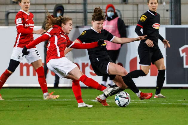 Flyeralarm Frauen Bundesliga 11 Spieltag 21 22 SC Freiburg vs 1 FC Koeln 10 12 2021 Lisa Kolb SC Freiburg 18 and Adriana Achcinska 1 FC Koeln 9 battling for the ball, Flyeralarm Frauen Bundesliga, SC Freiburg vs 1 FC Koeln, on Friday 10 December 2021 Dreisamstadion in Freiburg Germany Copyright: xBEAUTIFULxSPORTS G.xHubbsx