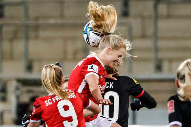 Flyeralarm Frauen Bundesliga 11 Spieltag 21 22 SC Freiburg vs 1 FC Koeln 10 12 2021 Kim Fellhauer SC Freiburg 5 at header, Flyeralarm Frauen Bundesliga, SC Freiburg vs 1 FC Koeln, on Friday 10 December 2021 Dreisamstadion in Freiburg Germany Copyright: xBEAUTIFULxSPORTS G.xHubbsx