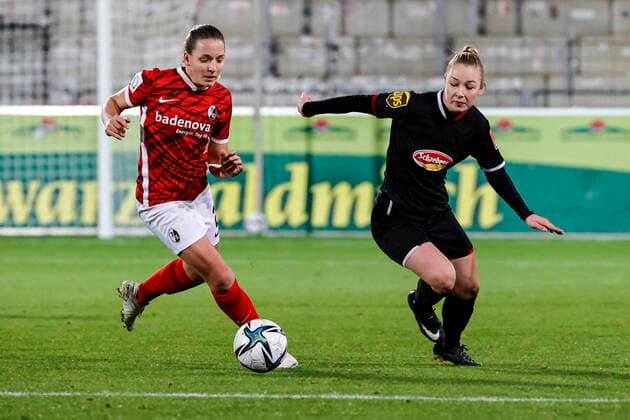 Flyeralarm Frauen Bundesliga 11 Spieltag 21 22 SC Freiburg vs 1 FC Koeln 10 12 2021 Lisa Karl SC Freiburg 2 and Weronika Zawistowska 1 FC Koeln 24 in a running duel, Flyeralarm Frauen Bundesliga, SC Freiburg vs 1 FC Koeln, on Friday 10 December 2021 Dreisamstadion in Freiburg Germany Copyright: xBEAUTIFULxSPORTS G.xHubbsx