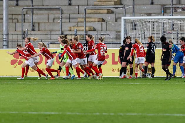 Flyeralarm Frauen Bundesliga 11 Spieltag 21 22 SC Freiburg vs 1 FC Koeln 10 12 2021 Goal celebration SC Freiburg at 2 2 by Samantha Steuerwald SC Freiburg 21 , Flyeralarm Frauen Bundesliga, SC Freiburg vs 1 FC Koeln, on Friday 10 December 2021 Dreisamstadion in Freiburg Germany Copyright: xBEAUTIFULxSPORTS G.xHubbsx