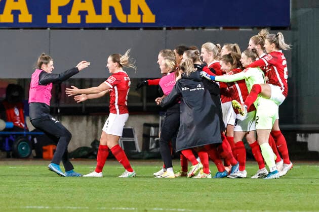 Flyeralarm Frauen Bundesliga 11 Spieltag 21 22 SC Freiburg vs 1 FC Koeln 10 12 2021 Goal celebration SC Freiburg at 2 2 by Samantha Steuerwald SC Freiburg 21 , Flyeralarm Frauen Bundesliga, SC Freiburg vs 1 FC Koeln, on Friday 10 December 2021 Dreisamstadion in Freiburg Germany Copyright: xBEAUTIFULxSPORTS G.xHubbsx