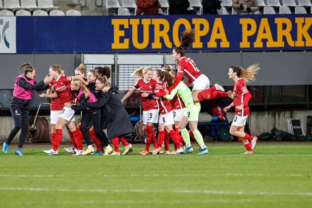 Flyeralarm Frauen Bundesliga 11 Spieltag 21 22 SC Freiburg vs 1 FC Koeln 10 12 2021 Goal celebration SC Freiburg at 2 2 by Samantha Steuerwald SC Freiburg 21 , Flyeralarm Frauen Bundesliga, SC Freiburg vs 1 FC Koeln, on Friday 10 December 2021 Dreisamstadion in Freiburg Germany Copyright: xBEAUTIFULxSPORTS G.xHubbsx