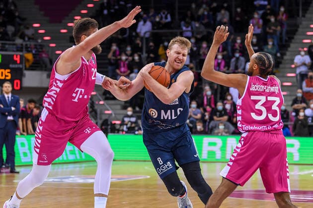 easyCredit BBL, Telekom Baskets Bonn vs MLP Academics Heidelberg, 10 12 2021 Maximilian Ugrai MLP Academics Heidelberg, 8 , Leon Kratzer Telekom Baskets Bonn, 21 , Parker Jackson Cartwright Telekom Baskets Bonn, 33 , easyCredit BBL, Telekom Baskets Bonn vs MLP Academics Heidelberg on 10 12 2021 at Telekom Dome Bonn, Bonn Nordrhein Westfalen Copyright: xBEAUTIFULxSPORTS Mueller-Laschetx