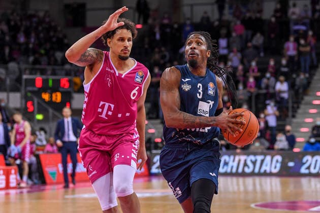 easyCredit BBL, Telekom Baskets Bonn vs MLP Academics Heidelberg, 10 12 2021 Robert Lowery MLP Academics Heidelberg, 3 , Michael Kessens Telekom Baskets Bonn, 6 , easyCredit BBL, Telekom Baskets Bonn vs MLP Academics Heidelberg on 10 12 2021 at Telekom Dome Bonn, Bonn North Rhine Westphalia. Copyright: xBEAUTIFULxSPORTS Mueller-Laschetx