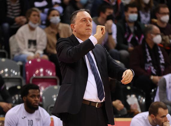 Bonn, Germany, 10 12 2021, Telekom Dome, Basketball, BBL, Telekom Baskets Bonn vs MLP Academics Heidelberg Head Coach Branislav Ignjatovic Heidelberg