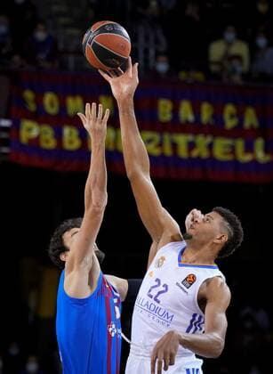 Barcelona s Turkish center Sertac Sanli (L) and Real Madrid s Cape Verdean center Walter Tavares in action during the Euroleague match played at Palau Blaugrana, Barcelona, northeast Spain, 10 December 2021. BARCELONA vs REAL MADRID !ACHTUNG: NUR REDAKTIONELLE NUTZUNG!  Copyright: xEnricxFontcubertax GRAF2179 20211210-e1b0225e547b35894a315a45070c4e29f28bd794