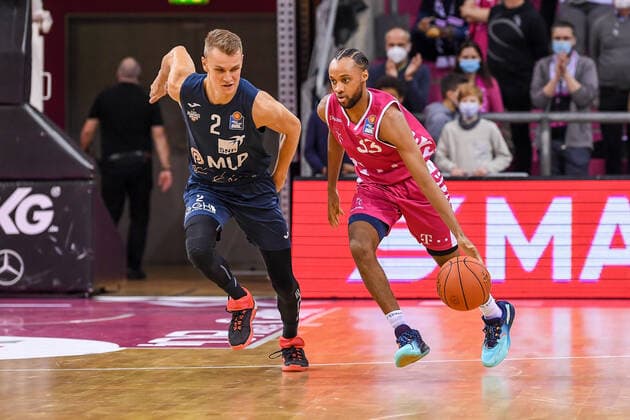 easyCredit BBL, Telekom Baskets Bonn vs MLP Academics Heidelberg, 10 12 2021 Parker Jackson Cartwright Telekom Baskets Bonn, 33 , Niklas Würzner MLP Academics Heidelberg, 2 , easyCredit BBL, Telekom Baskets Bonn vs MLP Academics Heidelberg on 10 12 2021 at Telekom Dome Bonn, Bonn Nordrhein Westfalen Copyright: xBEAUTIFULxSPORTS Mueller-Laschetx