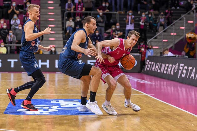 easyCredit BBL, Telekom Baskets Bonn vs MLP Academics Heidelberg, 10 12 2021 Skyler Bowlin Telekom Baskets Bonn, 12 , Albert Kuppe MLP Academics Heidelberg, 47 , Niklas Würzner MLP Academics Heidelberg, 2 , easyCredit BBL, Telekom Baskets Bonn vs MLP Academics Heidelberg on 10 12 2021 at Telekom Dome Bonn, Bonn Nordrhein Westfalen Copyright: xBEAUTIFULxSPORTS Mueller-Laschetx
