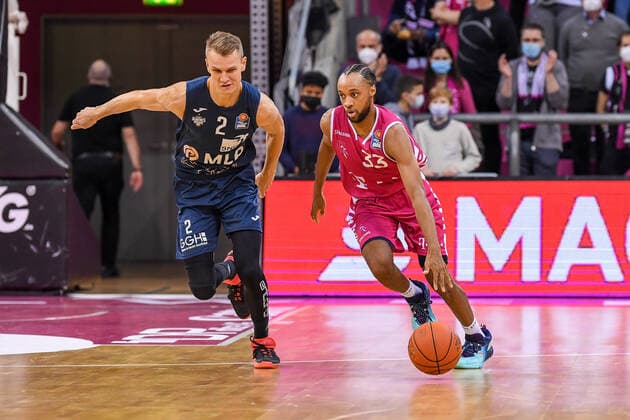 easyCredit BBL, Telekom Baskets Bonn vs MLP Academics Heidelberg, 10 12 2021 Parker Jackson Cartwright Telekom Baskets Bonn, 33 , Niklas Würzner MLP Academics Heidelberg, 2 , easyCredit BBL, Telekom Baskets Bonn vs MLP Academics Heidelberg on 10 12 2021 at Telekom Dome Bonn, Bonn Nordrhein Westfalen Copyright: xBEAUTIFULxSPORTS Mueller-Laschetx