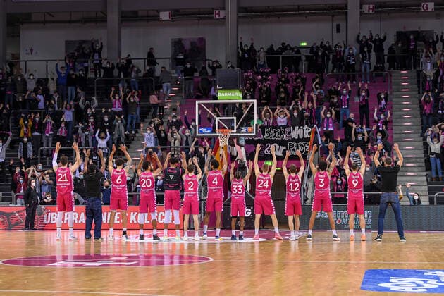 easyCredit BBL, Telekom Baskets Bonn vs MLP Academics Heidelberg, 10 12 2021 Telekom Baskets Bonn cheers with fans after victory, easyCredit BBL, Telekom Baskets Bonn vs MLP Academics Heidelberg on 10 12 2021 at Telekom Dome Bonn, Bonn North Rhine Westphalia. Copyright: xBEAUTIFULxSPORTS Mueller-Laschetx