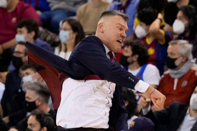 Barcelona s head coach Lithuanian Sarunas Jasikevicius gestures during the Euroleague match against Real Madrid, played at Palau Blaugrana, Barcelona, northeast Spain, 10 December 2021. BARCELONA vs REAL MADRID !ACHTUNG: NUR REDAKTIONELLE NUTZUNG!  Copyright: xEnricxFontcubertax GRAF2182 20211210-84c0f9c89b3c9110c180f43b199a7e7a77fa1d01