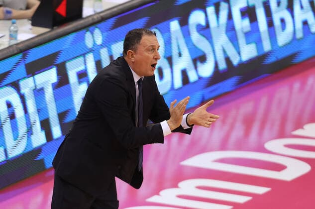 Bonn, Germany, 10 12 2021, Telekom Dome, Basketball, BBL, Telekom Baskets Bonn vs MLP Academics Heidelberg Head Coach Branislav Ignjatovic Heidelberg gives instructions.