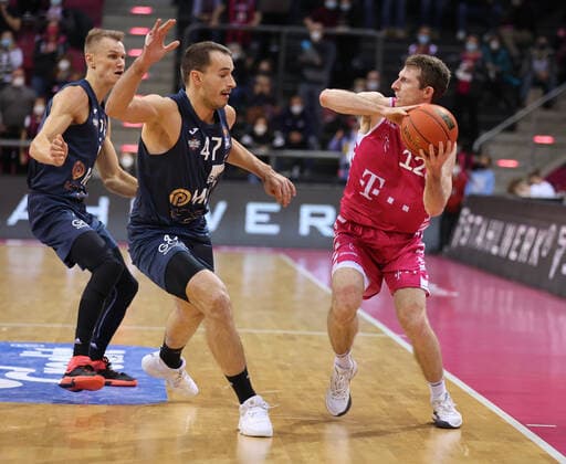 Bonn, Germany, 10 12 2021, Telekom Dome, Basketball, BBL, Telekom Baskets Bonn vs MLP Academics Heidelberg Niklas Würzner Heidelberg , Albert Kuppe Heidelberg , Skyler Bowlin Bonn