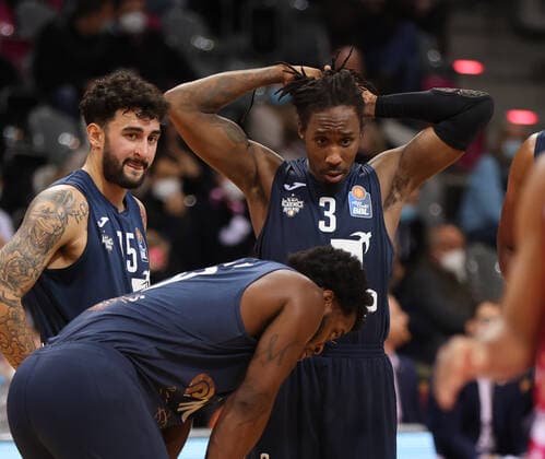 Bonn, Germany, 10 12 2021, Telekom Dome, Basketball, BBL, Telekom Baskets Bonn vs MLP Academics Heidelberg Jordan Geist Heidelberg , Robert Lowery Heidelberg
