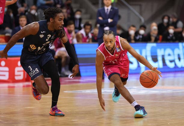 Bonn, Germany, 10 12 2021, Telekom Dome, basketball, BBL, Telekom Baskets Bonn vs MLP Academics Heidelberg Robert Lowery Heidelberg , Parker Jackson Cartwright Bonn