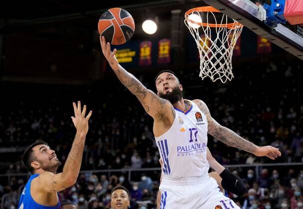 Real Madrid s Vincent Poirier (R) in action against Barcelona s Pierre Oriola (L) during the EuroLeague match played at Palau Blaugrana, Barcelona, northeast Spain, 10 December 2021. BARCELONA vs REAL MADRID !ACHTUNG: NUR REDAKTIONELLE NUTZUNG!  Copyright: xEnricxFontcubertax GRAF2219 20211210-5ac454c671dbf53e29583b70f1297efe9d7cd80d