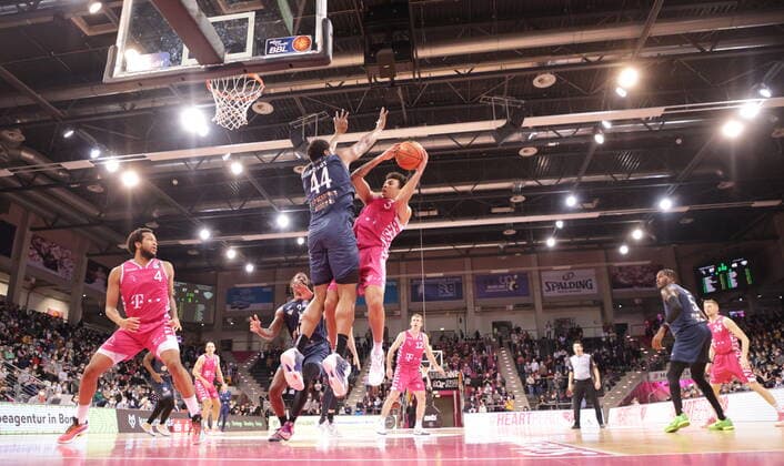 Tyson Ward Telekom Baskets Bonn vs Keith Wright MLP Academics Heidelberg easyCredit BBL 1 Bundesliga , 2021 2022 season , Hauptrunde 10 Spieltag