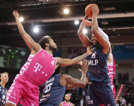 Justin Gorham Telekom Baskets Bonn vs Keith Wright MLP Academics Heidelberg easyCredit BBL 1 Bundesliga , Season 2021 2022 , Hauptrunde 10 Spieltag