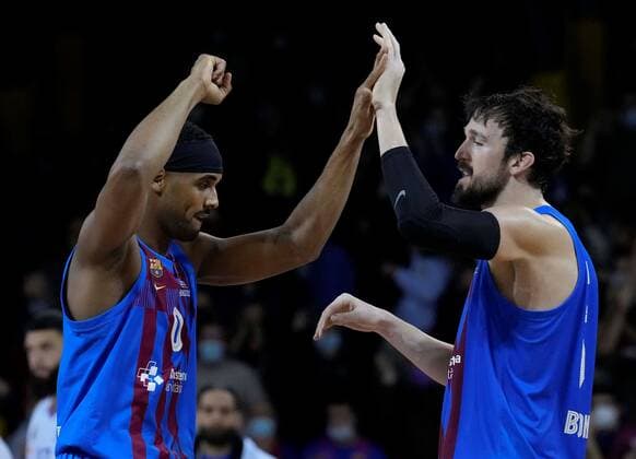 Barcelona s players Brandon Davies (R) and Sertac Sanli (R) celebrate after the EuroLeague match between Barcelona and Real Madrid played at Palau Blaugrana, Barcelona, northeast Spain, 10 December 2021. BARCELONA vs REAL MADRID !ACHTUNG: NUR REDAKTIONELLE NUTZUNG!  Copyright: xEnricxFontcubertax GRAF2234 20211210-814e011ab398f3bc992772115de966b0e3d4d7f9