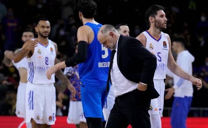 Real Madrid s head coach Pablo Laso reacts after the EuroLeague match between Barcelona and Real Madrid played at Palau Blaugrana, Barcelona, northeast Spain, 10 December 2021. BARCELONA vs REAL MADRID !ACHTUNG: NUR REDAKTIONELLE NUTZUNG!  Copyright: xEnricxFontcubertax GRAF2235 20211210-f4fe5133abef20dfe7e25cf1578a7c825e419942