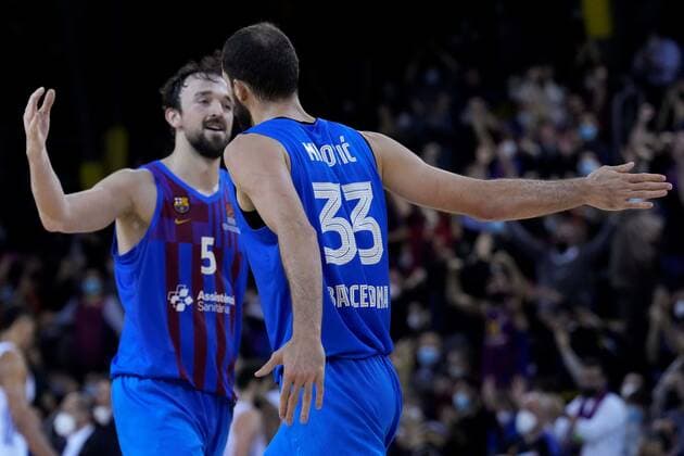 Barcelona s players Niko Mirotic (R) and Sertac Sanli (L) celebrate after the EuroLeague match between Barcelona and Real Madrid played at Palau Blaugrana, Barcelona, northeast Spain, 10 December 2021. BARCELONA vs REAL MADRID !ACHTUNG: NUR REDAKTIONELLE NUTZUNG!  Copyright: xEnricxFontcubertax GRAF2241 20211210-19289252ed3455749755d3a01db8057b80e18596
