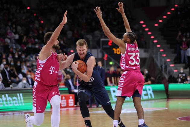 Bonn, Germany, 10 12 2021, Telekom Dome, Basketball, BBL, Telekom Baskets Bonn vs MLP Academics Heidelberg Leon Kratzer Bonn , Max Ugrai Heidelberg , Parker Jackson Cartwright Bonn