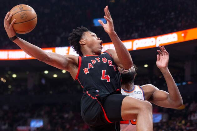 December 10, 2021, Toronto, ON, CAN: Toronto Raptors Scottie Barnes, left, shoots on New York Knicks Mitchell Robinson during first half NBA, Basketball Herren, USA basketball action in Toronto on Friday, December 10, 2021. Scottie Barnes ; Mitchell Robinson - ZUMAc35_ 20211210_zaf_c35_175 Copyright: xChrisxYoungx