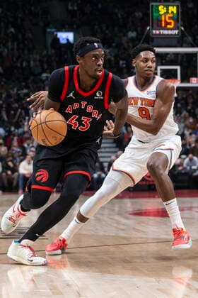 December 10, 2021, Toronto, ON, CAN: Toronto Raptors Pascal Siakam, left, drives past New York Knicks RJ Barrett during first half NBA, Basketball Herren, USA basketball action in Toronto on Friday, December 10, 2021. Pascal Siakam; RJ Barrett - ZUMAc35_ 20211210_zaf_c35_178 Copyright: xChrisxYoungx