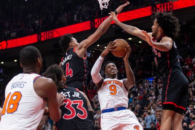 December 10, 2021, Toronto, ON, CAN: New York Knicks RJ Barrett, centre, has his shot blocked by Toronto Raptors Scottie Barnes (4) and Justin Champagnie, right, during second half NBA, Basketball Herren, USA basketball action in Toronto on Friday, December 10, 2021. RJ Barrett; Scottie Barnes; Justin Champagnie - ZUMAc35_ 20211210_zaf_c35_190 Copyright: xChrisxYoungx