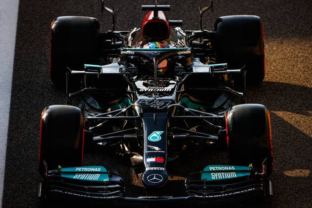 44 HAMILTON Lewis (gbr), Mercedes AMG F1 GP W12 E Performance, action during the Formula 1 Etihad Airways Abu Dhabi Grand Prix 2021, 22th round of the 2021 FIA Formula One World Championship, WM, Weltmeisterschaft from December 10 to 12, 2021 on the Yas Marina Circuit, in Yas Island, Abu Dhabi - F1 - ABU DHABI GRAND PRIX 2021 DPPI Panoramic  00121045__V2_0999