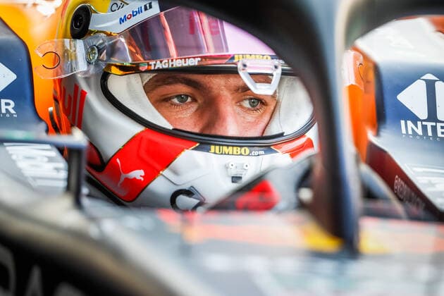 VERSTAPPEN Max (ned), Red Bull Racing Honda RB16B, portrait during the Formula 1 Etihad Airways Abu Dhabi Grand Prix 2021, 22th round of the 2021 FIA Formula One World Championship, WM, Weltmeisterschaft from December 10 to 12, 2021 on the Yas Marina Circuit, in Yas Island, Abu Dhabi - F1 - ABU DHABI GRAND PRIX 2021 DPPI Panoramic  00121045__V2_1097