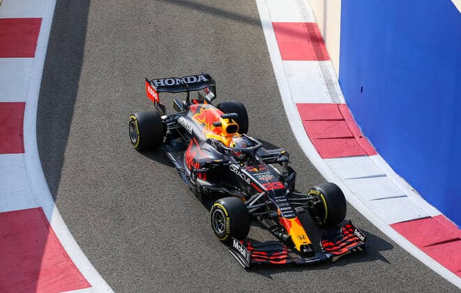 ABU DHABI GRAND PRIX 2021, 11 12 2021 Yas Marina Circuit, Yas Island, 11 December 2021 Max Verstappen (NED), Red Bull Racing RB16B enters pit lane tunnel during the FORMULA 1 ETIHAD AIRWAYS ABU DHABI GRAND PRIX 2021 United Arab Emirates Phil Duncan Editorial Use Only Copyright: xPhilxDuncanx ESM-0290-0010