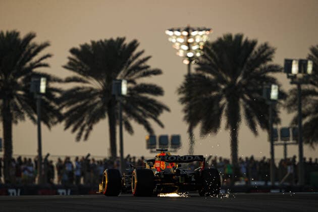 33 VERSTAPPEN Max (nld), Red Bull Racing Honda RB16B, action during the Formula 1 Etihad Airways Abu Dhabi Grand Prix 2021, 22th round of the 2021 FIA Formula One World Championship, WM, Weltmeisterschaft from December 10 to 12, 2021 on the Yas Marina Circuit, in Yas Island, Abu Dhabi - F1 - ABU DHABI GRAND PRIX 2021 DPPI Panoramic  00121045__V2_1205.JPG