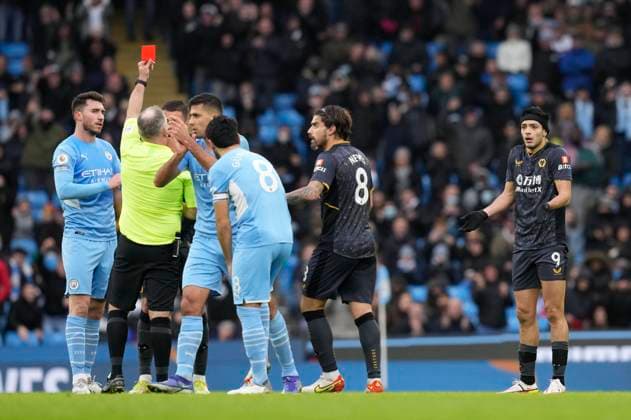 Sport Themen der Woche KW49 Sport Bilder des Tages Manchester, England, 11th December 2021. Raul Jimenez of Wolverhampton Wanderers receives a red car for blocking a free kick he had conceded during the Premier League match at the Etihad Stadium, Manchester. Picture credit should read: Andrew Yates Sportimage EDITORIAL USE ONLY. No use with unauthorised audio, video, data, fixture lists, club league logos or live services. Online in-match use limited to 120 images, no video emulation. No use in betting, games or single club league player publications. SPI-1393-0045