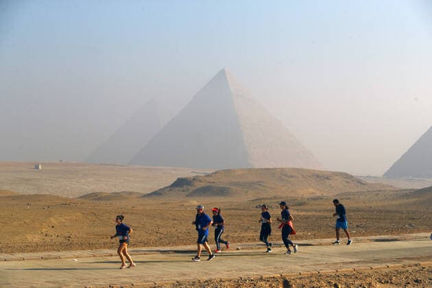 Bilder des Jahres 2021, Sport 12 Dezember Sport Themen der Woche KW49 (211211) -- GIZA, Dec. 11, 2021 -- Contestants run during the Pyramids Half Marathon held at the Pyramids of Giza scenic spot in Giza, Egypt, Dec. 11, 2021. ) (SP)EGYPT-GIZA-PYRAMIDS HALF MARATHON AhmedxGomaa 