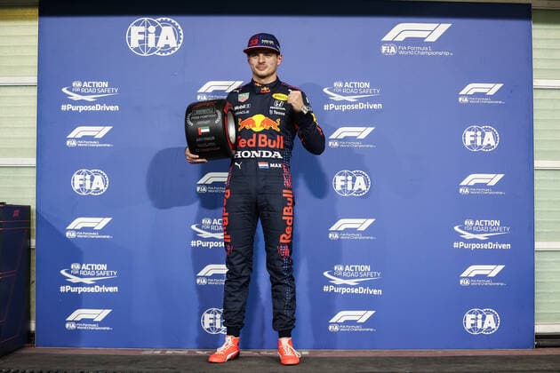 VERSTAPPEN Max (ned), Red Bull Racing Honda RB16B, portrait pole position Pirelli award during the Formula 1 Etihad Airways Abu Dhabi Grand Prix 2021, 22th round of the 2021 FIA Formula One World Championship, WM, Weltmeisterschaft from December 10 to 12, 2021 on the Yas Marina Circuit, in Yas Island, Abu Dhabi - F1 - ABU DHABI GRAND PRIX 2021 DPPI Panoramic  00121045_AV6_7674